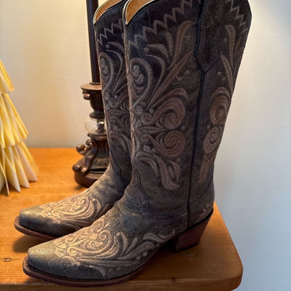 Circle G brown embroidered snip toe Boots 8.5
